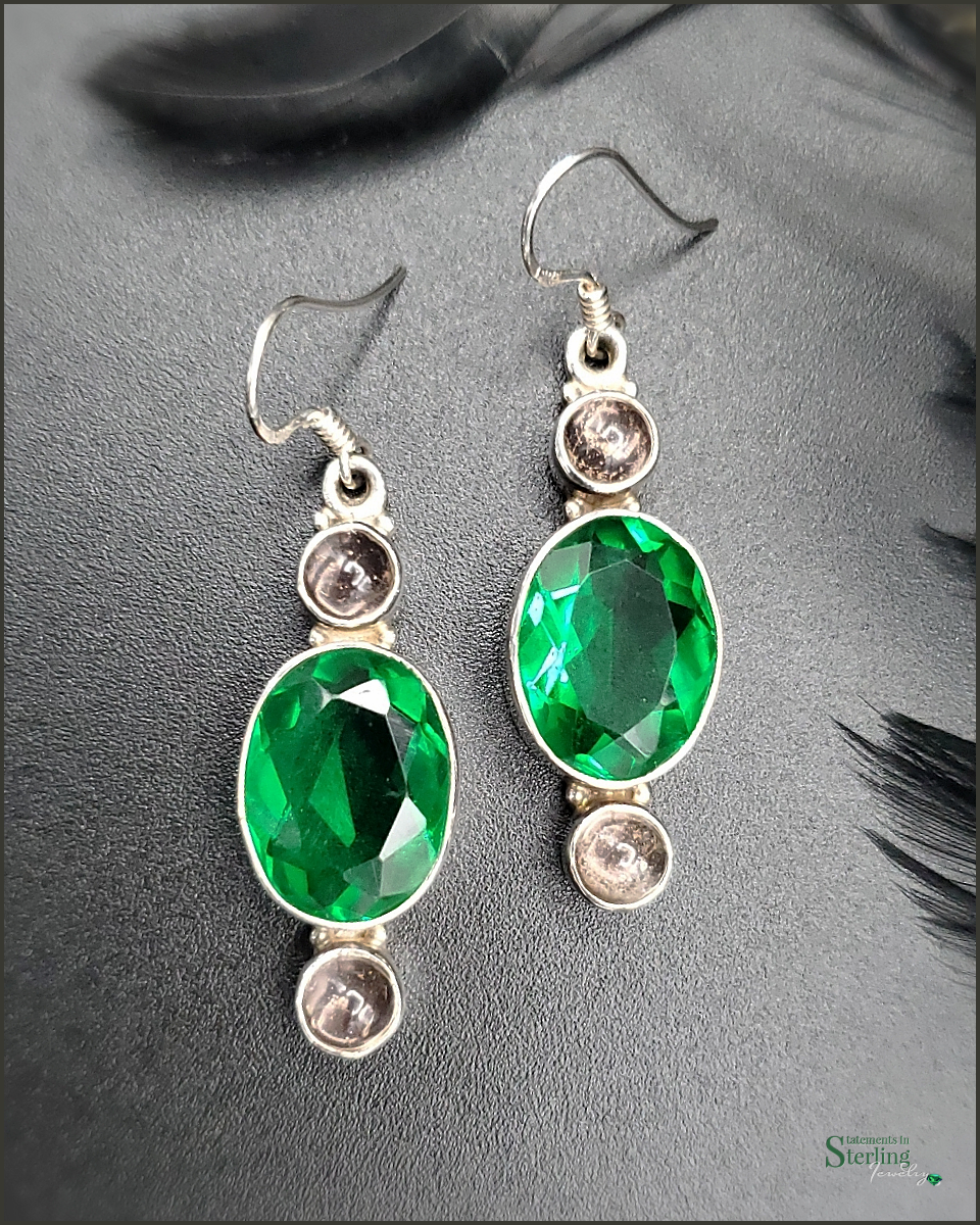 <transcy>Boucles d'oreilles pendantes en diopside chromé et pierre de lune</transcy>