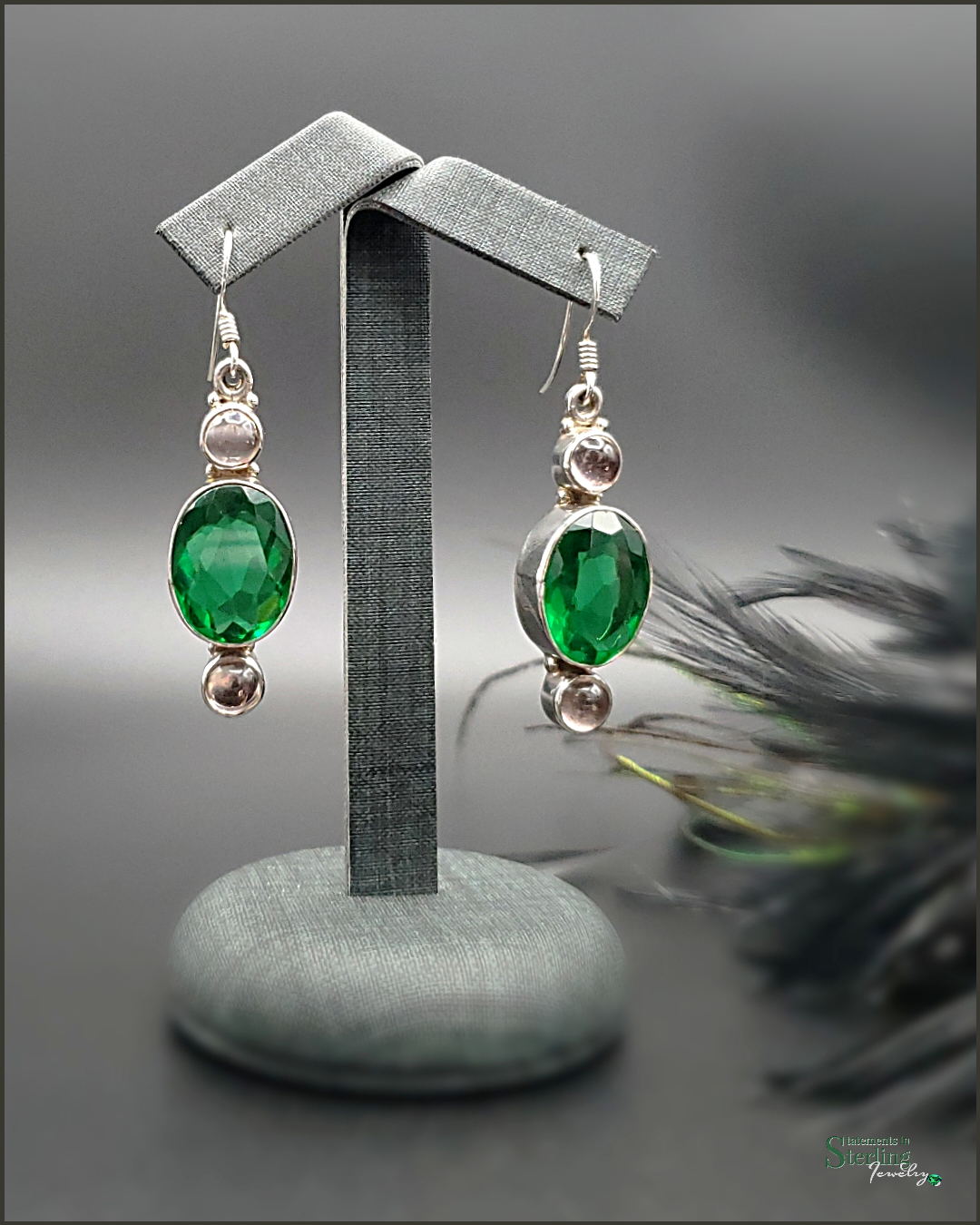 <transcy>Boucles d'oreilles pendantes en diopside chromé et pierre de lune</transcy>