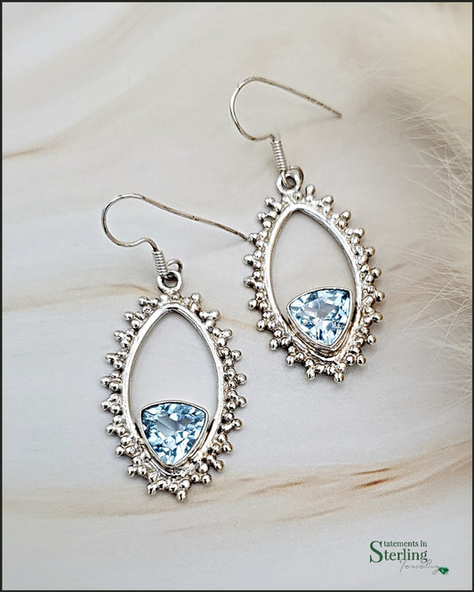 <transcy>Boucles d&#39;oreilles Trillion avec topaze bleue suisse</transcy>